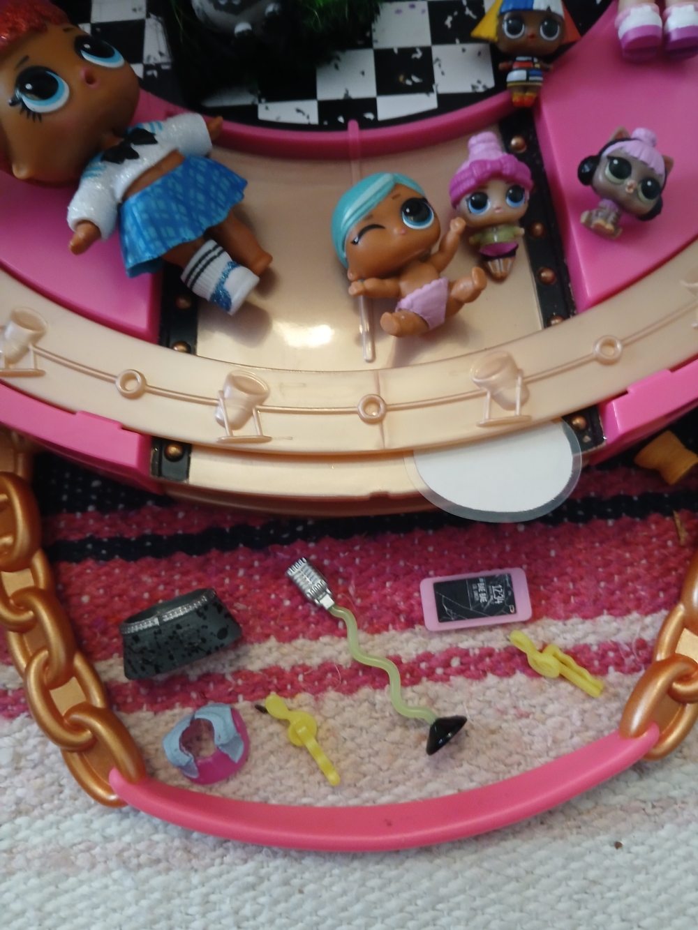 L.O.L. Surprise! Pink Playset Carry Case with Dolls - Picture 7 of 9